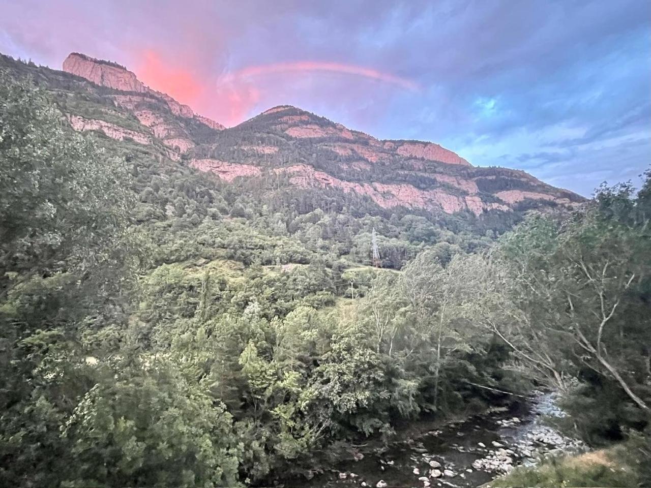 Calmfranc Atico Abuhardillado Con Vistas Al Rio Y La Montana Avistamiento De Ciervos En Canfranc Pueblo Bagian luar foto