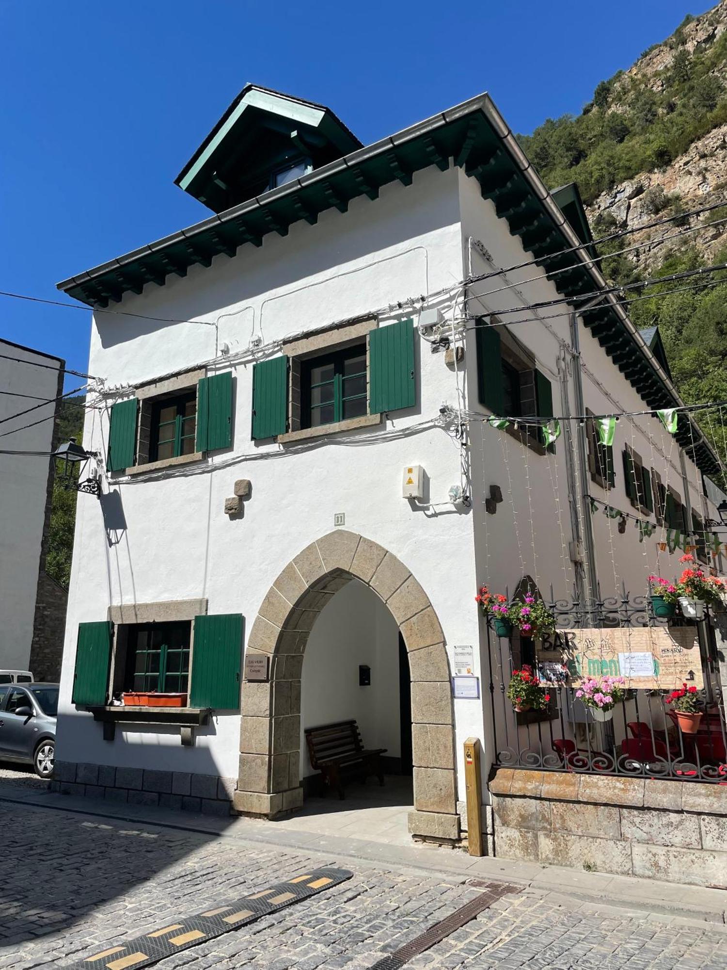 Calmfranc Atico Abuhardillado Con Vistas Al Rio Y La Montana Avistamiento De Ciervos En Canfranc Pueblo Bagian luar foto