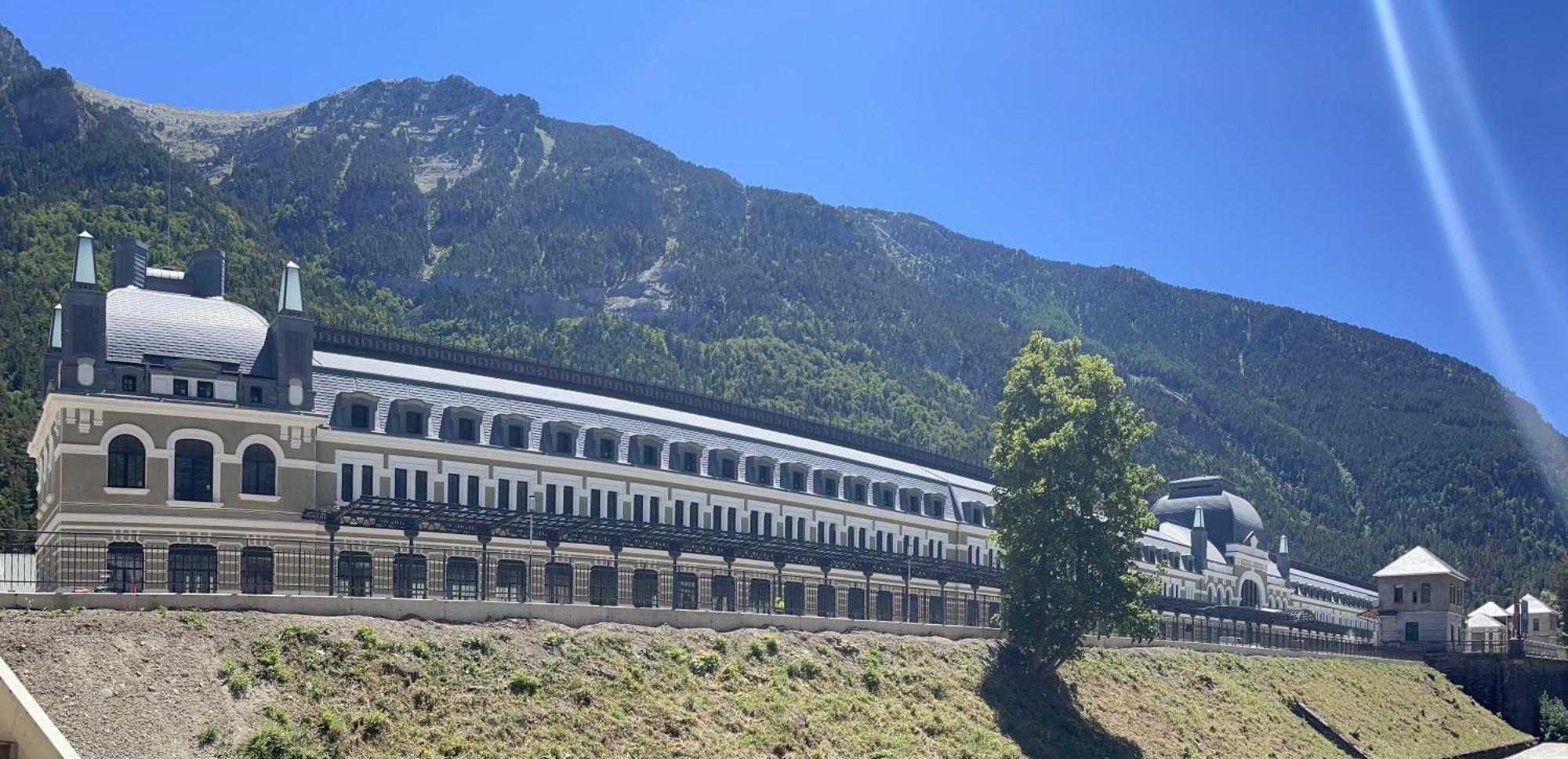 Calmfranc Atico Abuhardillado Con Vistas Al Rio Y La Montana Avistamiento De Ciervos En Canfranc Pueblo Bagian luar foto